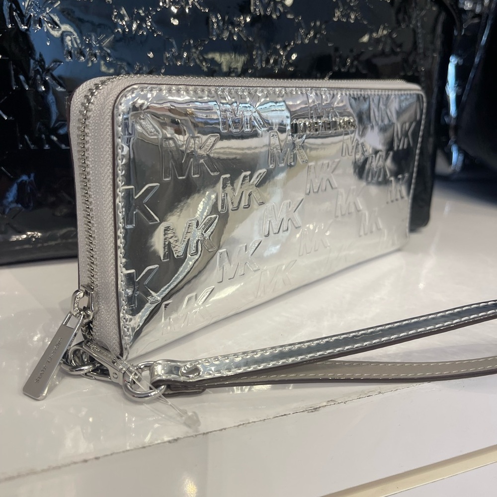 MICHAEL KORS Jet Set Larg Patent Logo Debossed Continental Wallet Wristlet Phone - Picture 3 of 16